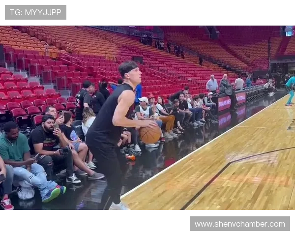 队友压力山大训练热身失误一球没中引发球场内外紧张氛围 队友压力山大训练热身失误一球没中引发球场内外紧张氛围